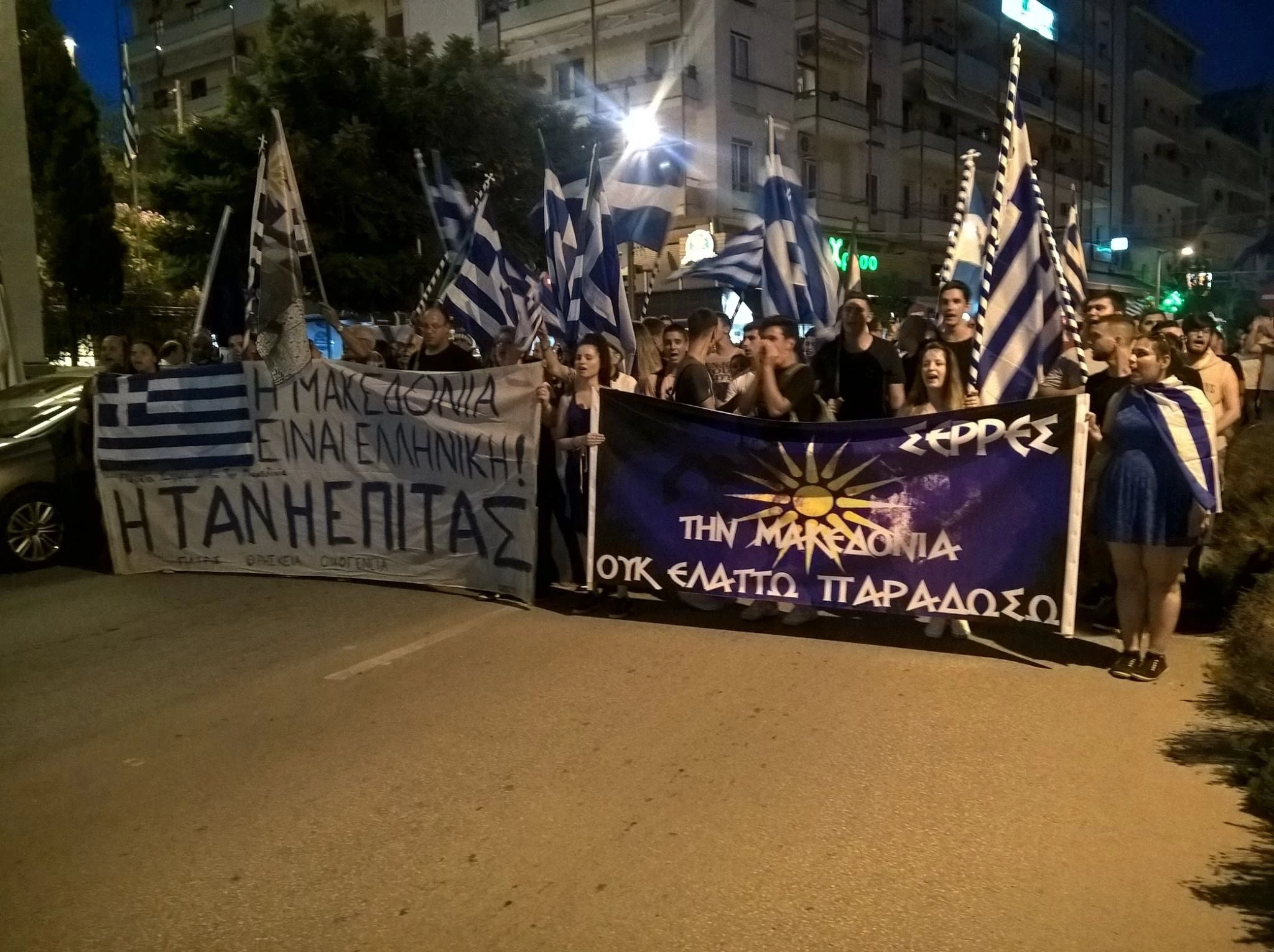 Σε παράκρουση οι ΣΥΡΙΖΑΝΕΛ: Φρούριο η Θεσ/κη – Kρύβεται από το λαό ο Α.Τσίπρας – Οι Μακεδόνες του ετοιμάζουν υποδοχή -Βούλιαξε η Β.Ελλάδα – Δείτε τι έγινε